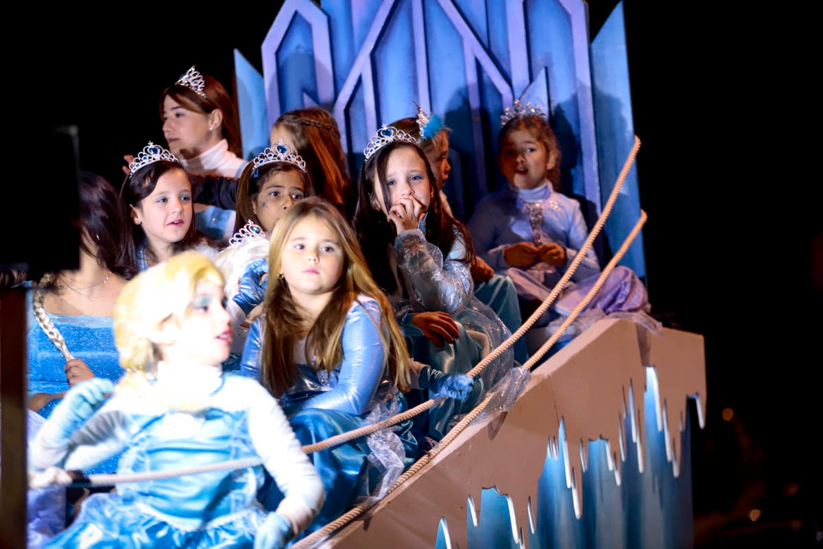 Cientos de personas salieron a recibir a sus majestades desde la llegada al puerto y durante las carrozas