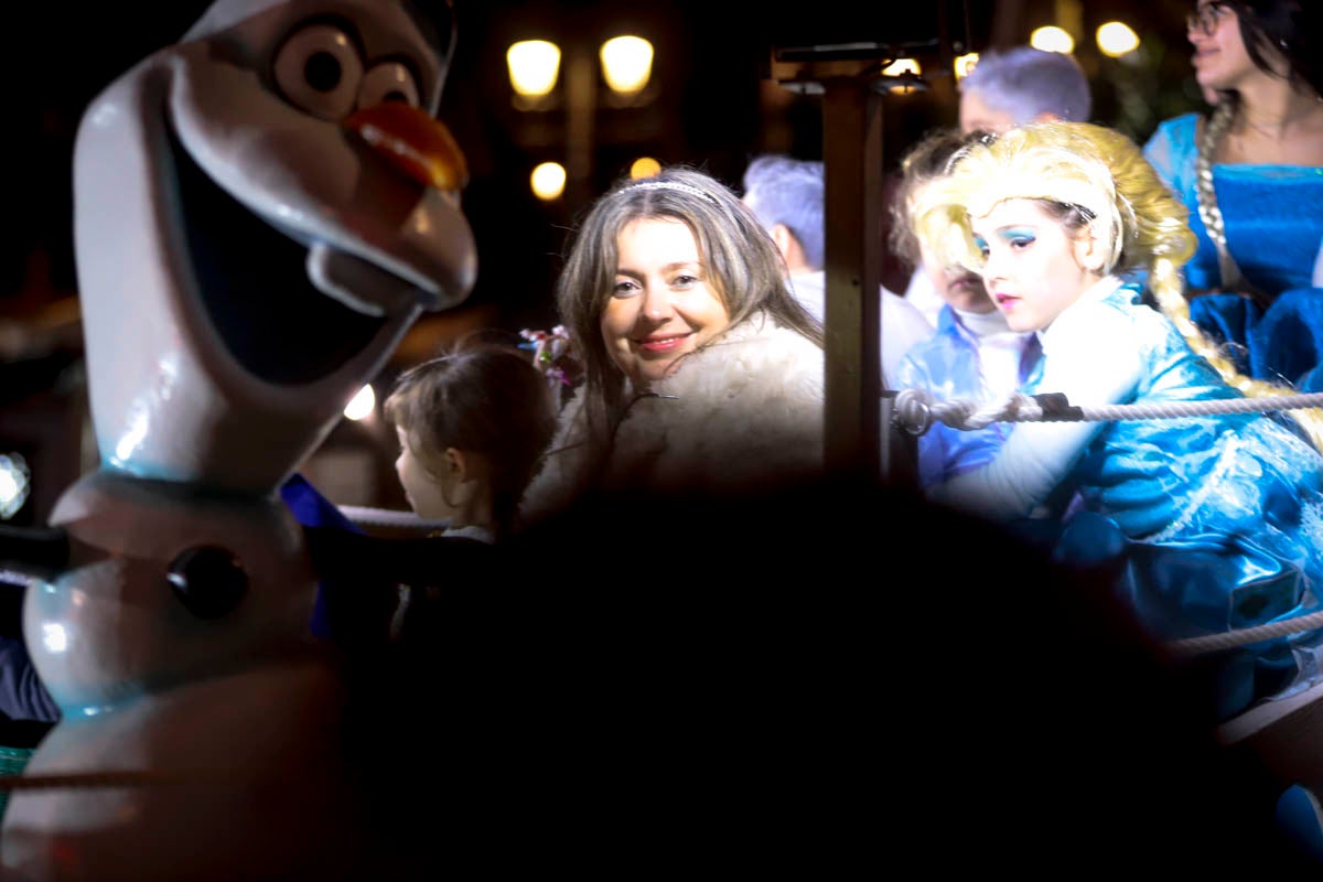 Cientos de personas salieron a recibir a sus majestades desde la llegada al puerto y durante las carrozas