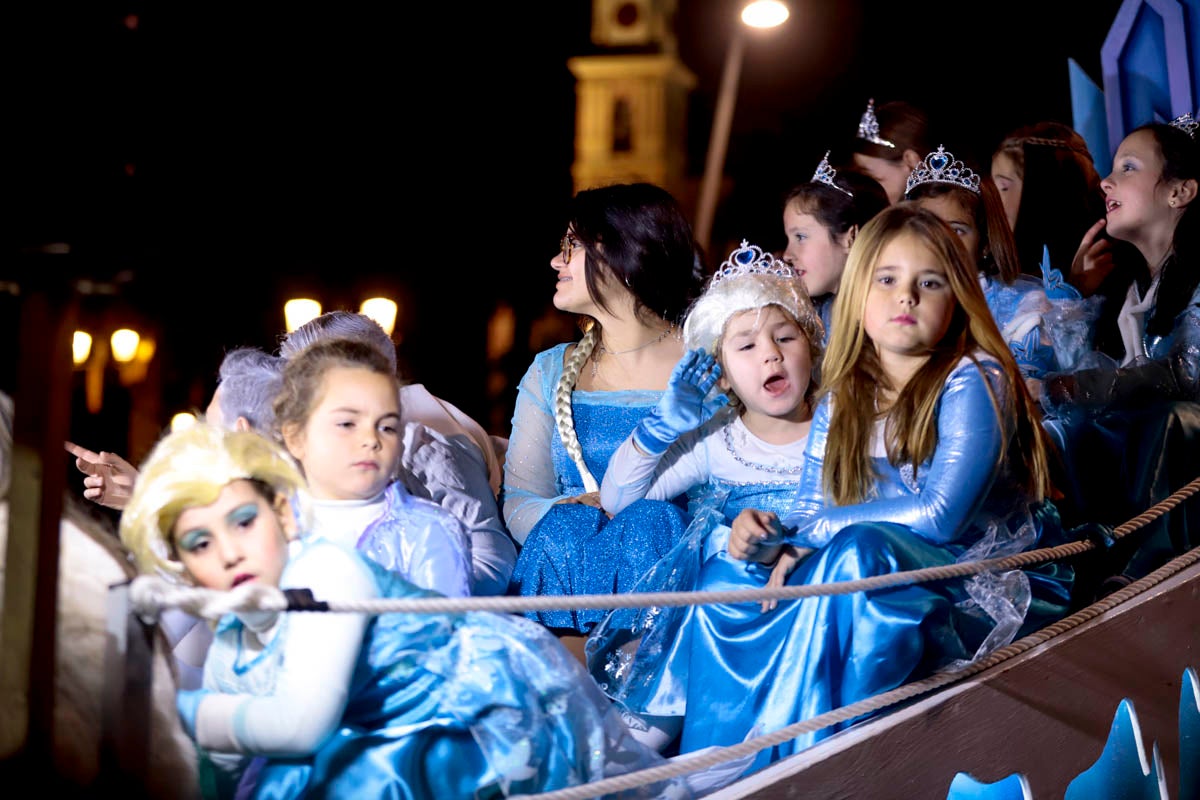 Cientos de personas salieron a recibir a sus majestades desde la llegada al puerto y durante las carrozas