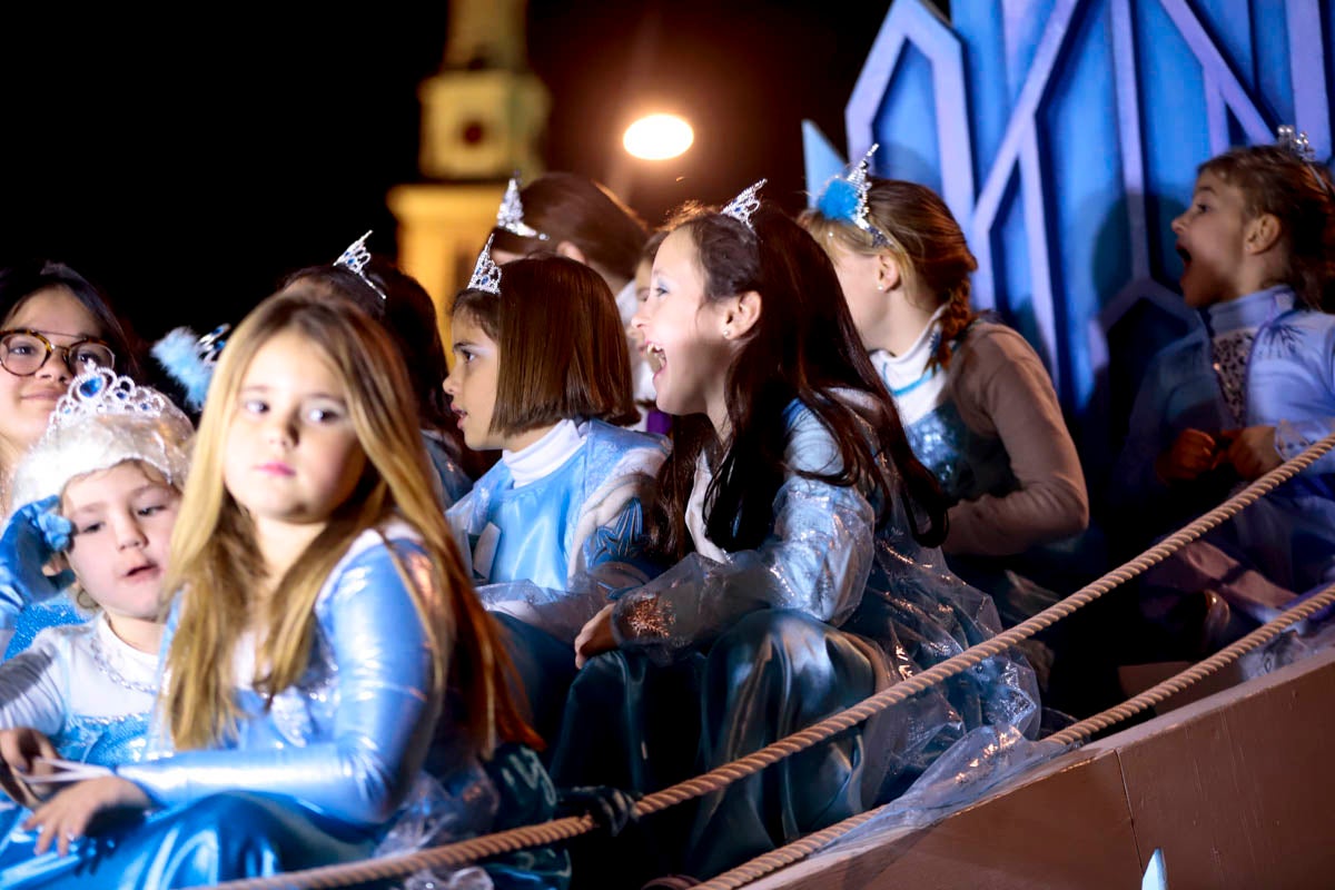 Cientos de personas salieron a recibir a sus majestades desde la llegada al puerto y durante las carrozas