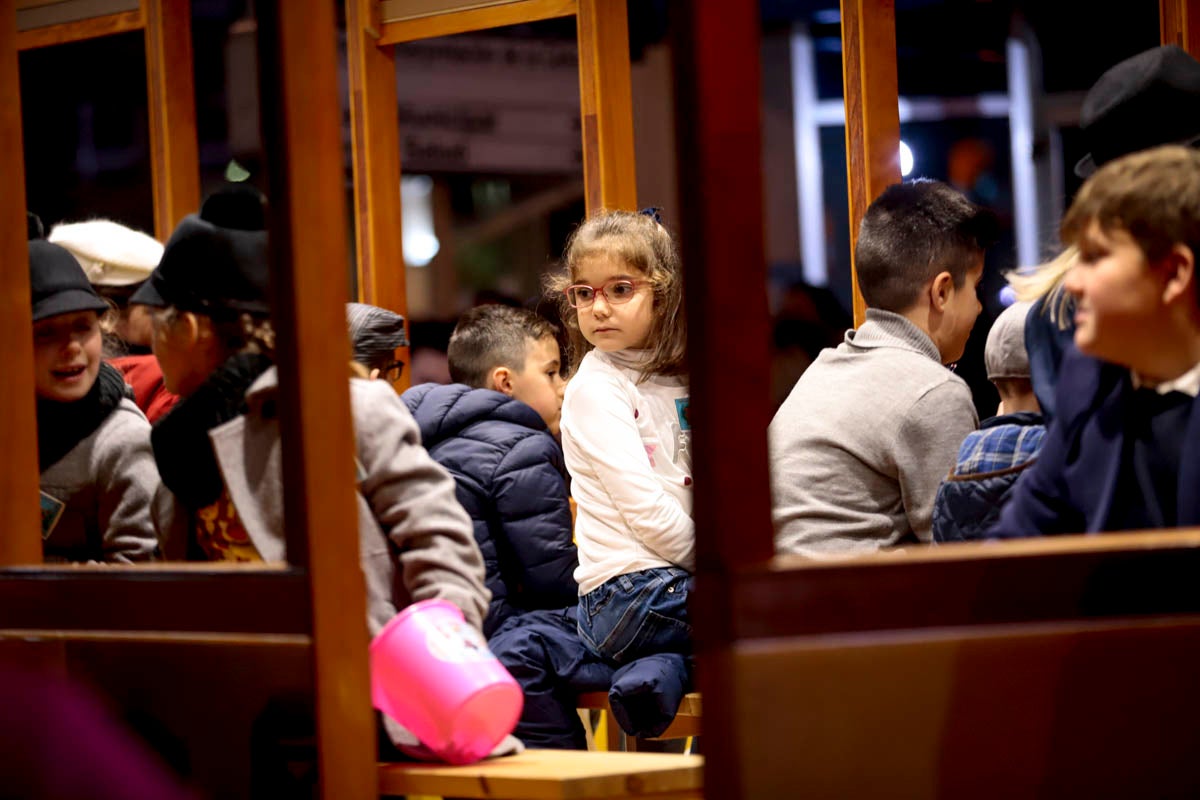 Cientos de personas salieron a recibir a sus majestades desde la llegada al puerto y durante las carrozas