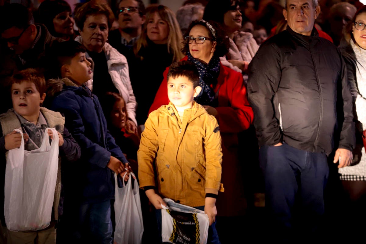 Cientos de personas salieron a recibir a sus majestades desde la llegada al puerto y durante las carrozas