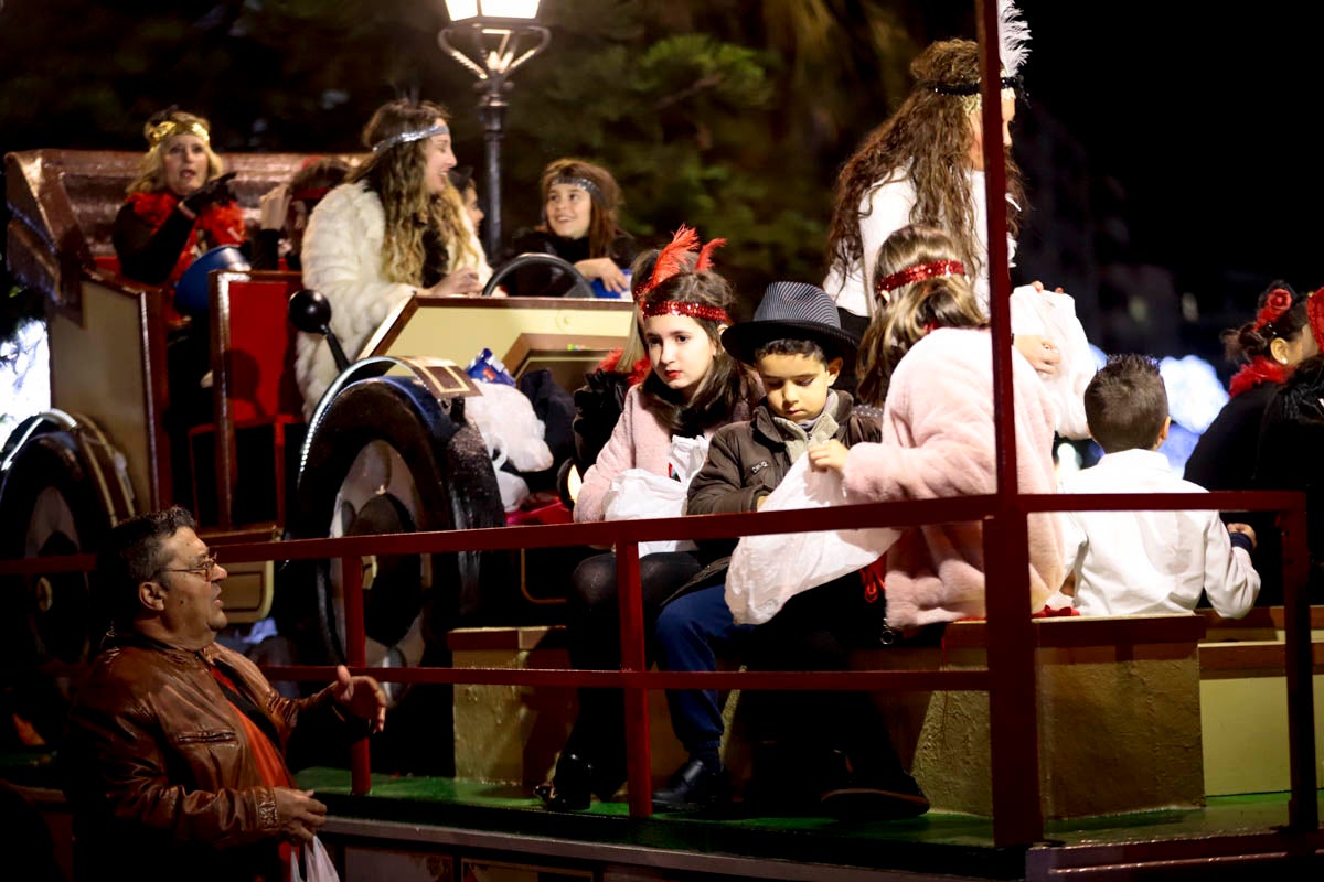 Cientos de personas salieron a recibir a sus majestades desde la llegada al puerto y durante las carrozas