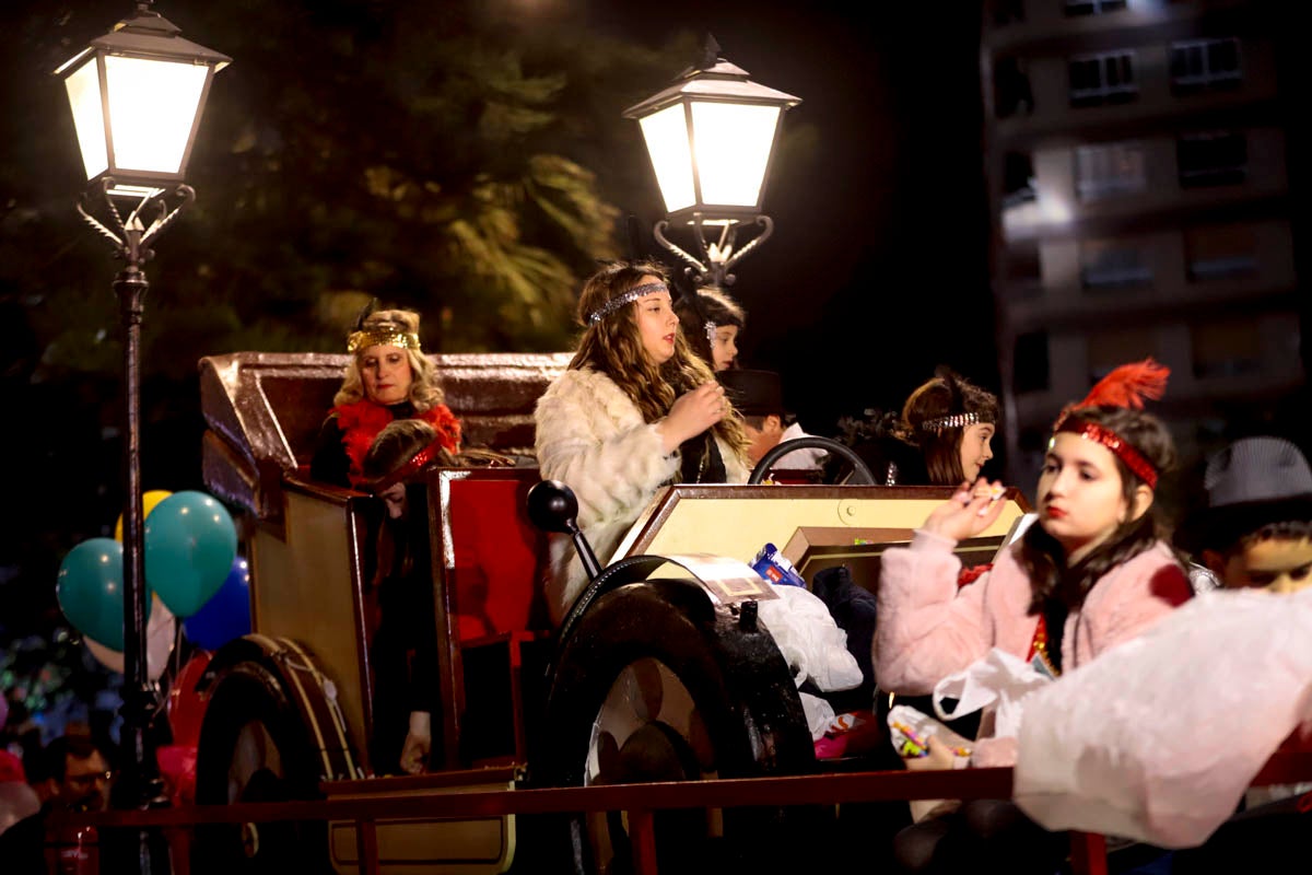 Cientos de personas salieron a recibir a sus majestades desde la llegada al puerto y durante las carrozas