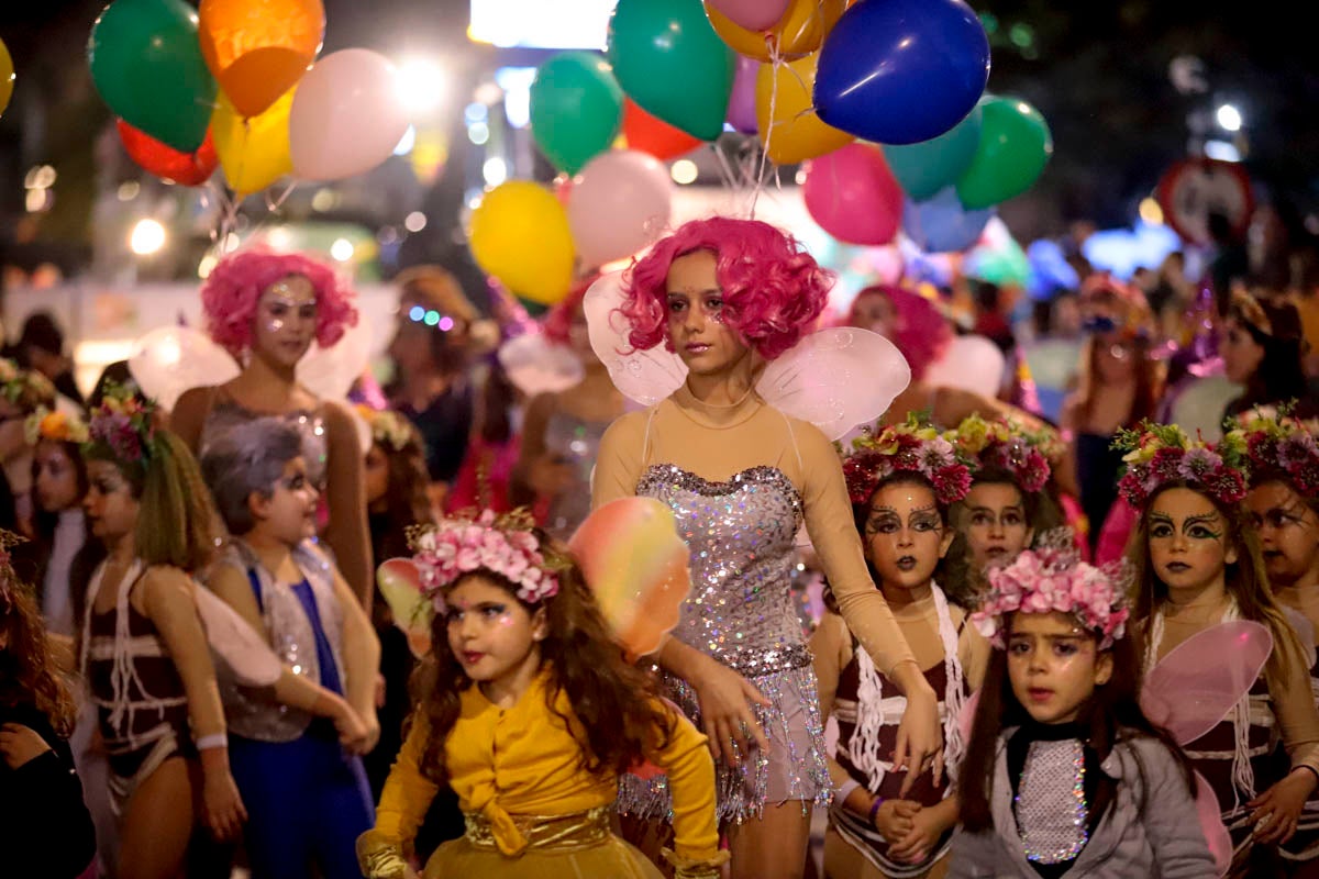 Cientos de personas salieron a recibir a sus majestades desde la llegada al puerto y durante las carrozas