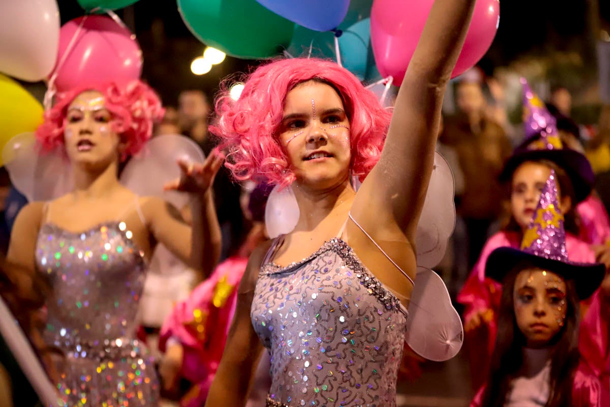 Cientos de personas salieron a recibir a sus majestades desde la llegada al puerto y durante las carrozas