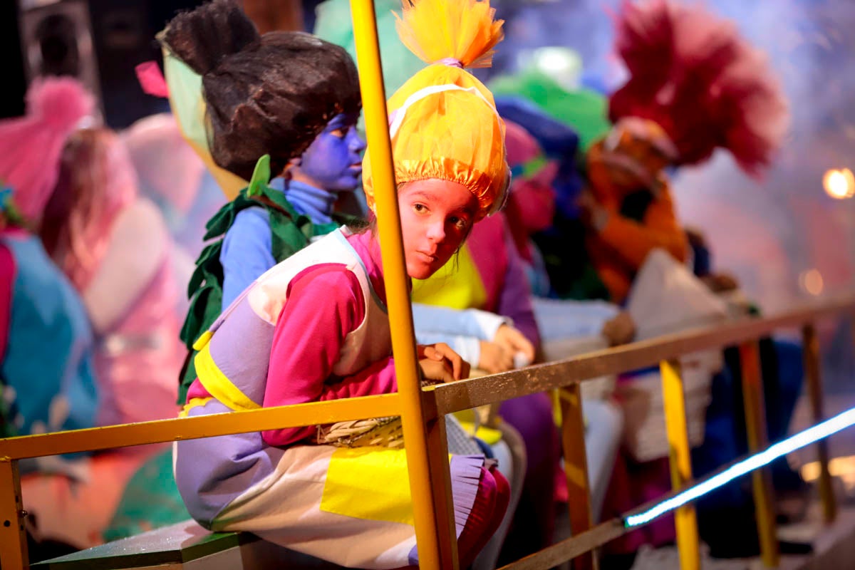 Cientos de personas salieron a recibir a sus majestades desde la llegada al puerto y durante las carrozas