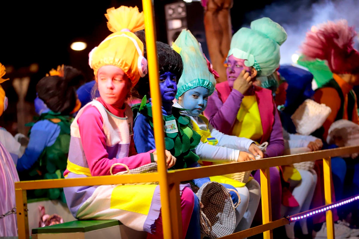 Cientos de personas salieron a recibir a sus majestades desde la llegada al puerto y durante las carrozas