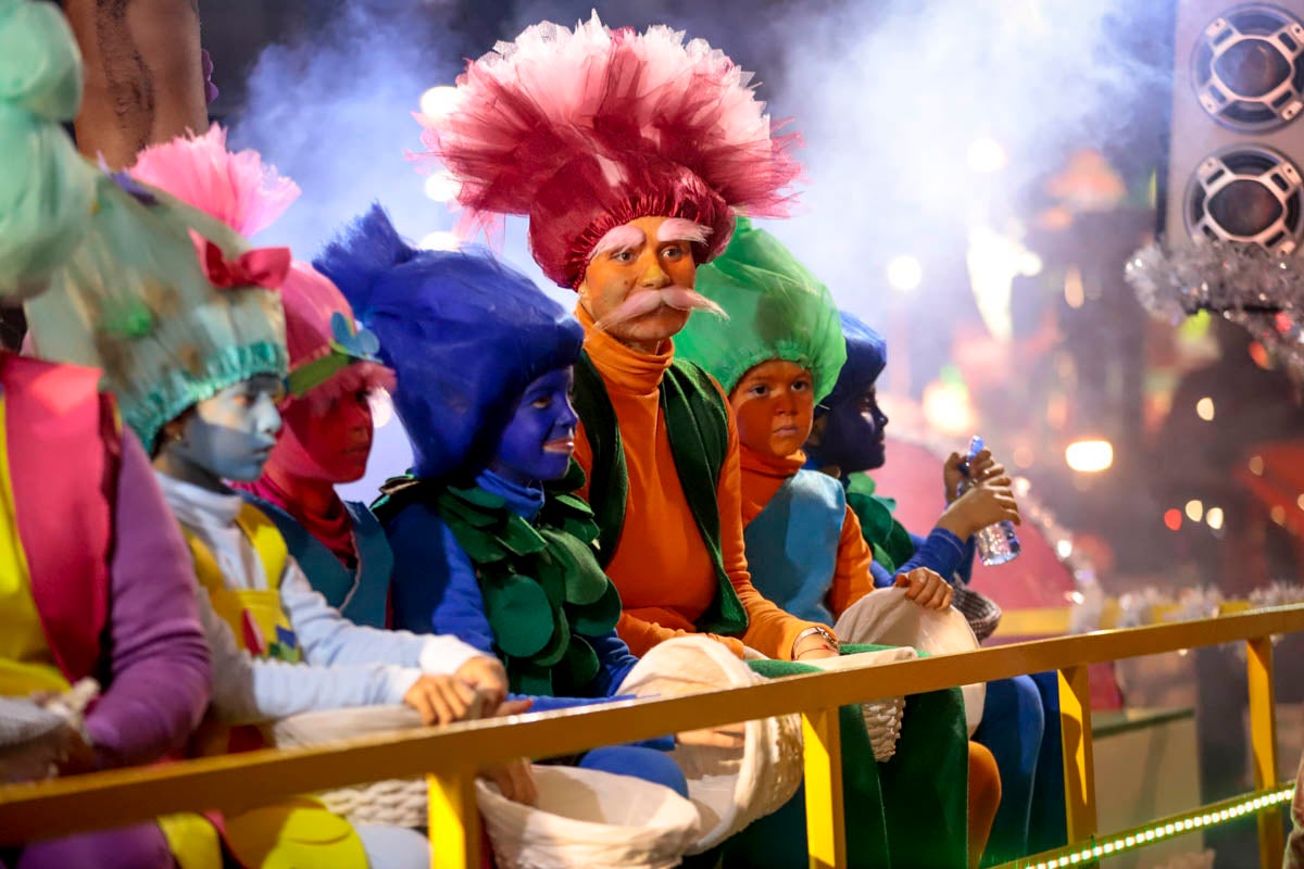 Cientos de personas salieron a recibir a sus majestades desde la llegada al puerto y durante las carrozas