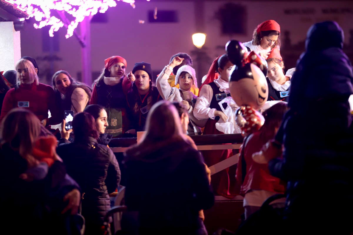 Cientos de personas salieron a recibir a sus majestades desde la llegada al puerto y durante las carrozas