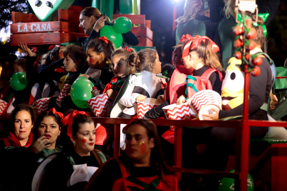 Cientos de personas salieron a recibir a sus majestades desde la llegada al puerto y durante las carrozas