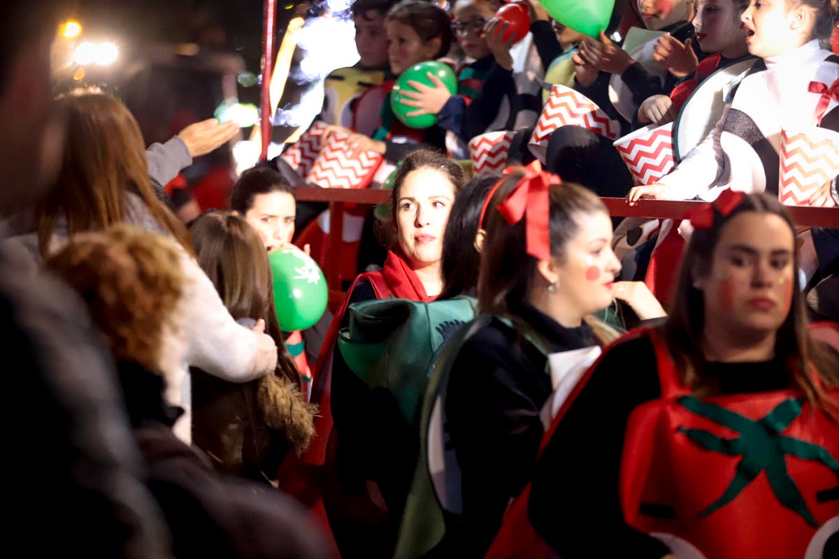 Cientos de personas salieron a recibir a sus majestades desde la llegada al puerto y durante las carrozas