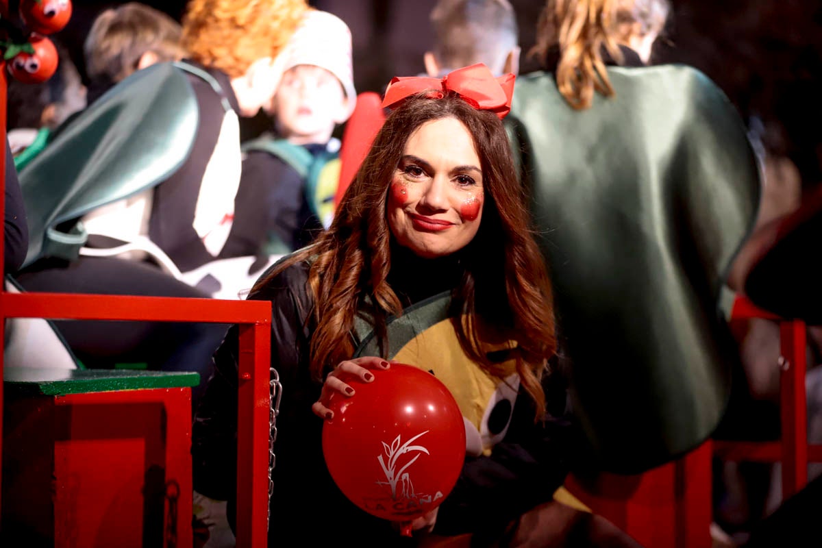 Cientos de personas salieron a recibir a sus majestades desde la llegada al puerto y durante las carrozas