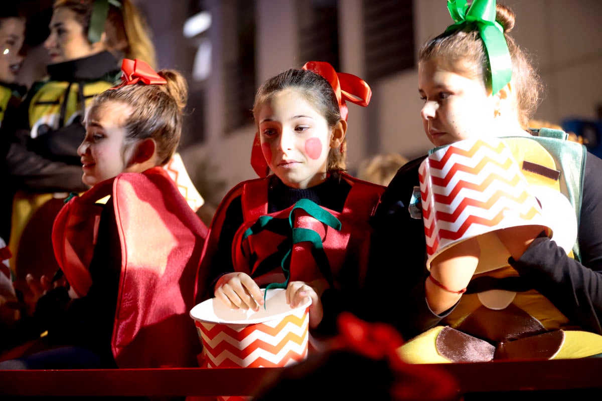 Cientos de personas salieron a recibir a sus majestades desde la llegada al puerto y durante las carrozas