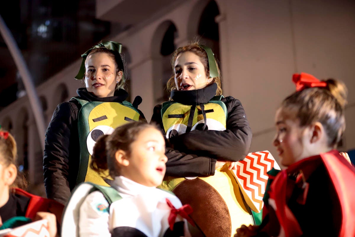 Cientos de personas salieron a recibir a sus majestades desde la llegada al puerto y durante las carrozas