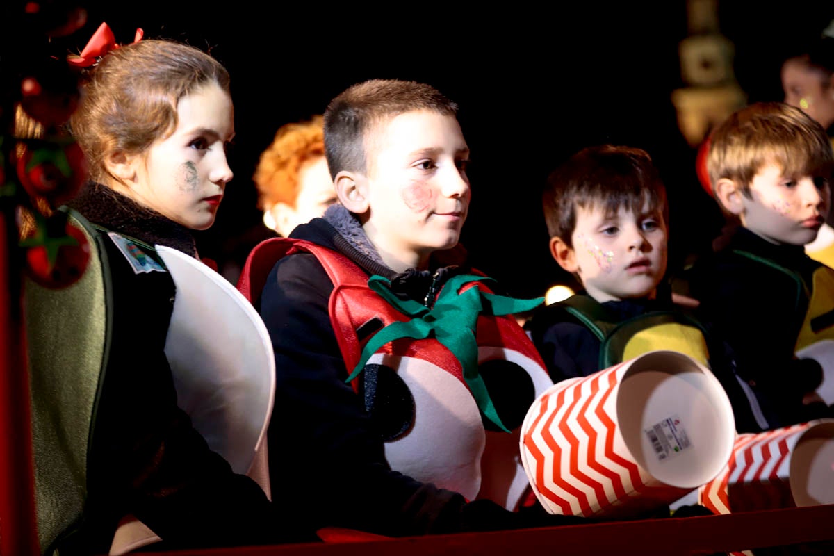 Cientos de personas salieron a recibir a sus majestades desde la llegada al puerto y durante las carrozas