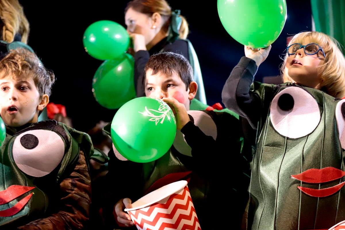 Cientos de personas salieron a recibir a sus majestades desde la llegada al puerto y durante las carrozas