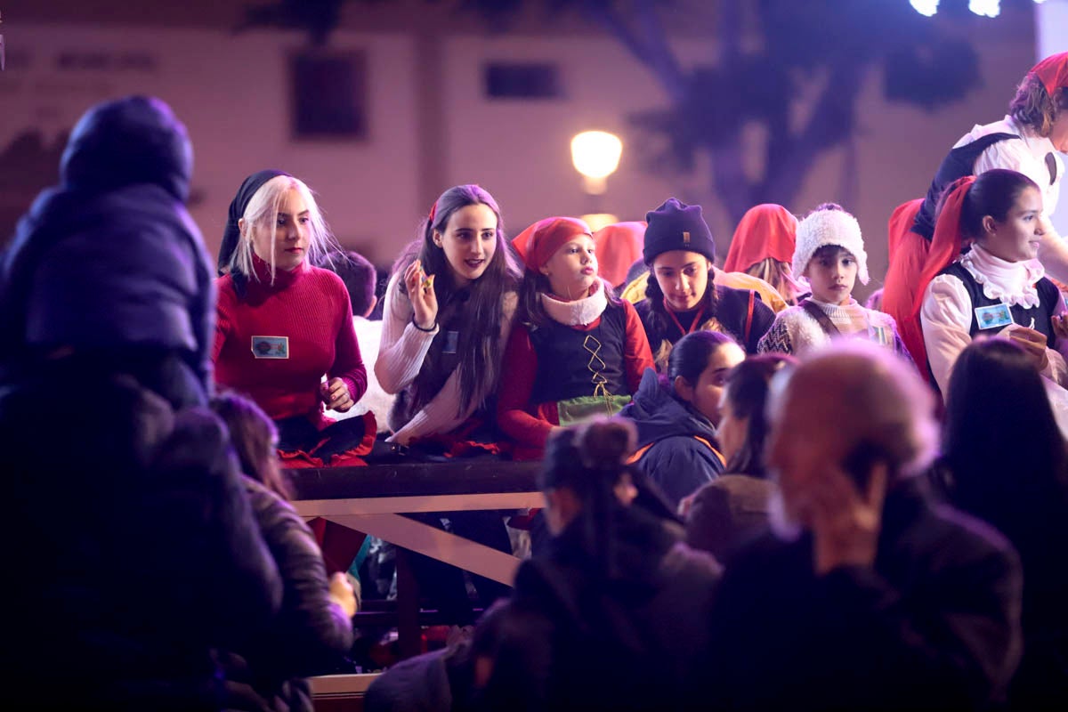 Cientos de personas salieron a recibir a sus majestades desde la llegada al puerto y durante las carrozas