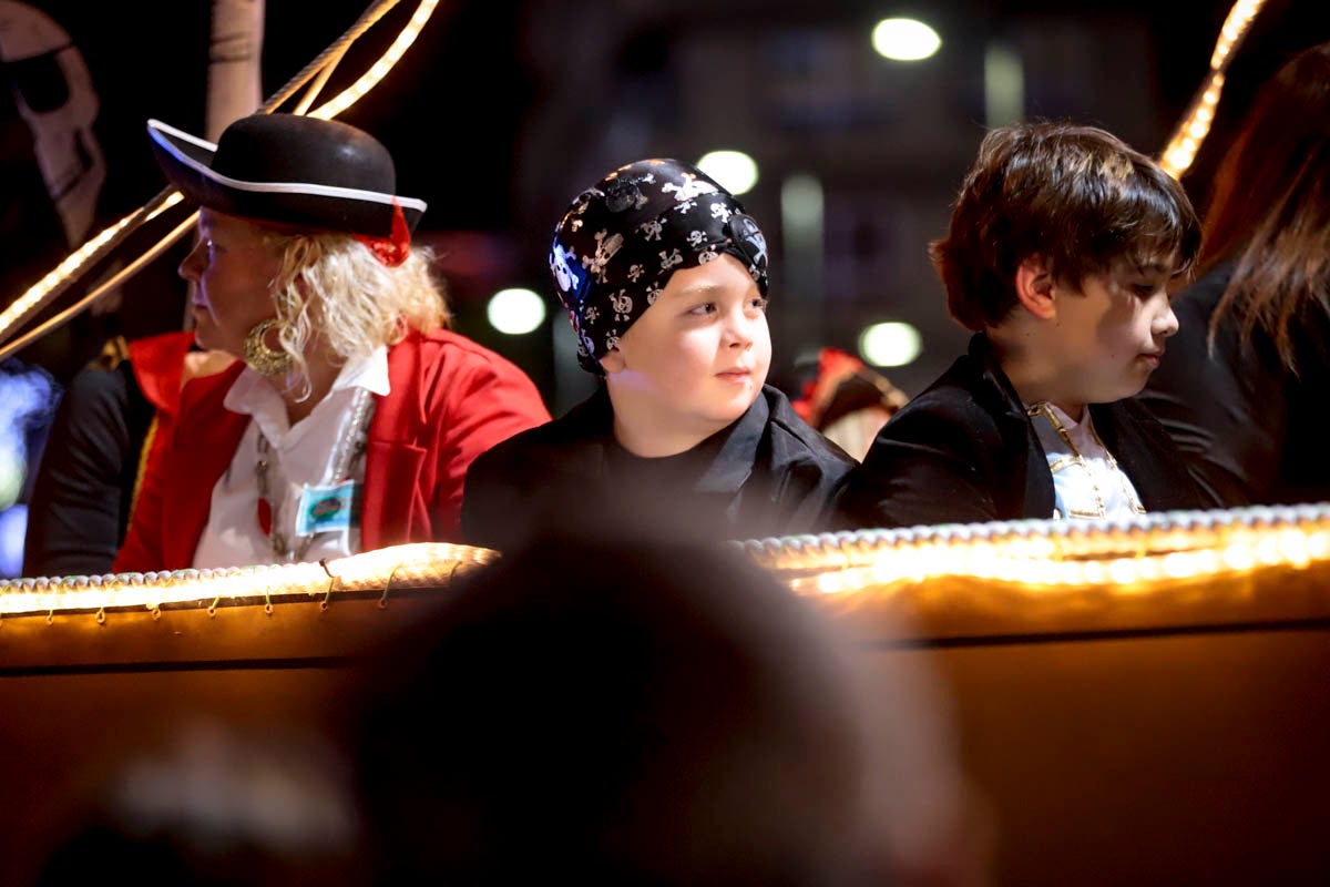 Cientos de personas salieron a recibir a sus majestades desde la llegada al puerto y durante las carrozas