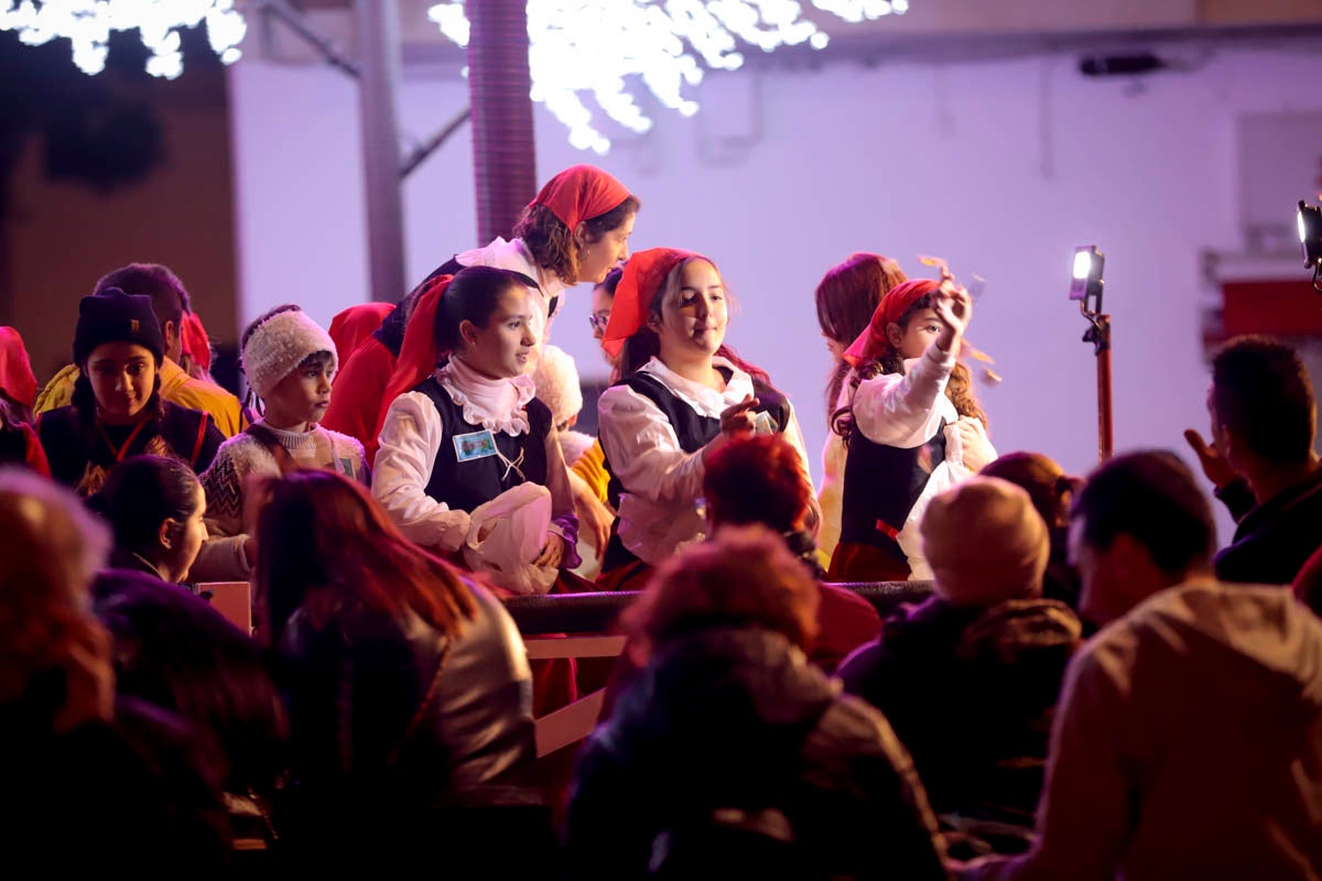 Cientos de personas salieron a recibir a sus majestades desde la llegada al puerto y durante las carrozas