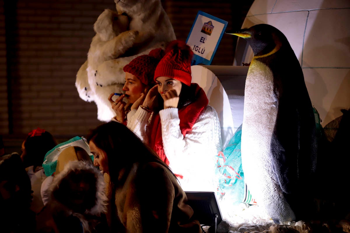 Cientos de personas salieron a recibir a sus majestades desde la llegada al puerto y durante las carrozas