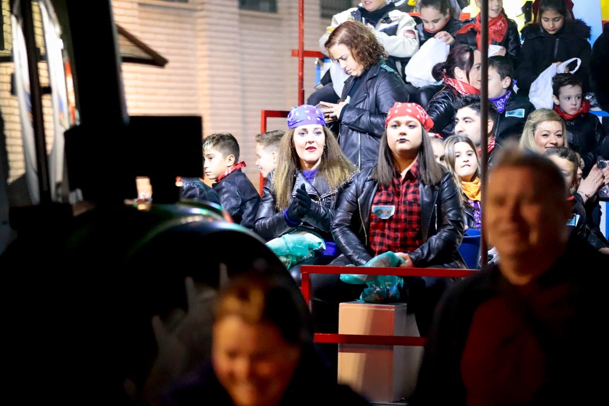 Cientos de personas salieron a recibir a sus majestades desde la llegada al puerto y durante las carrozas