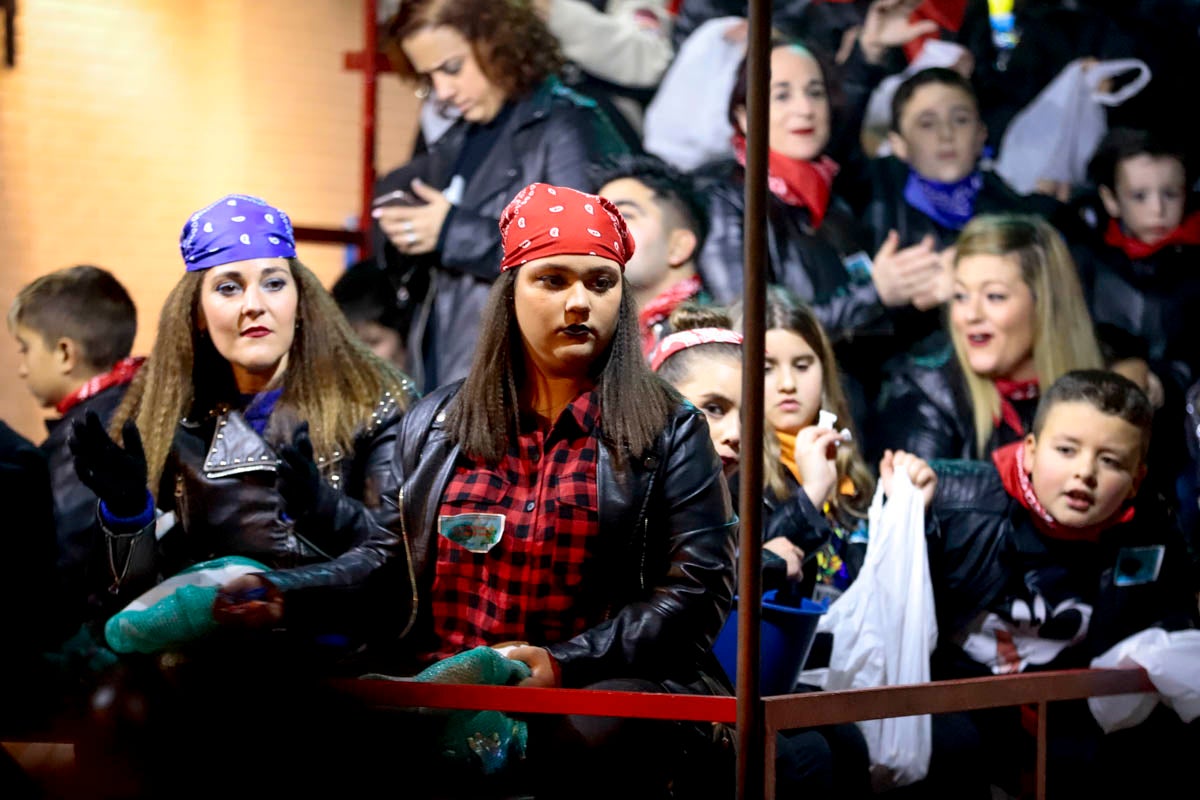 Cientos de personas salieron a recibir a sus majestades desde la llegada al puerto y durante las carrozas