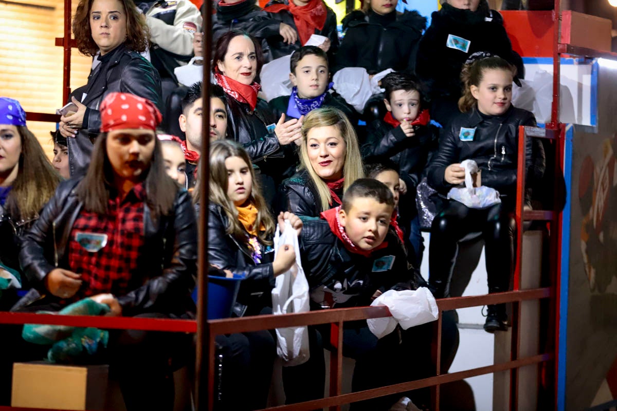 Cientos de personas salieron a recibir a sus majestades desde la llegada al puerto y durante las carrozas