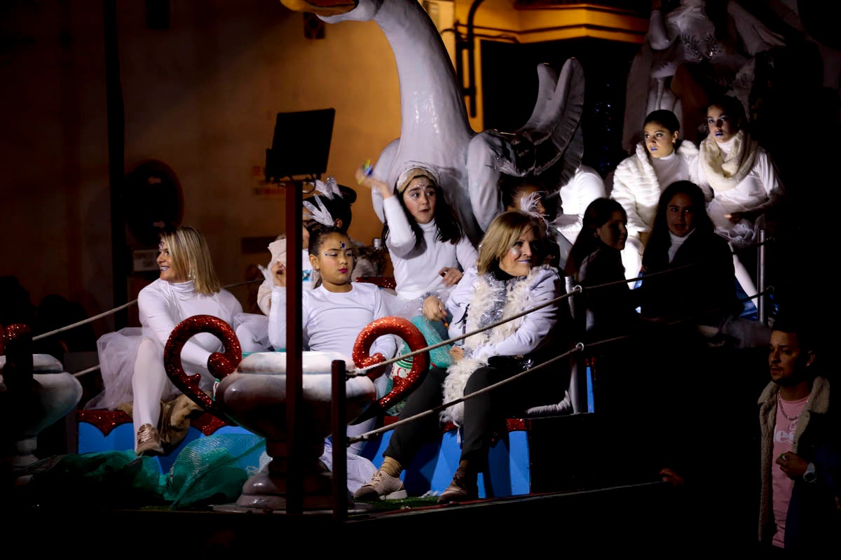 Cientos de personas salieron a recibir a sus majestades desde la llegada al puerto y durante las carrozas