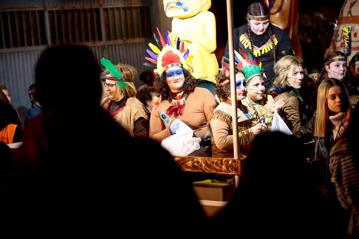 Cientos de personas salieron a recibir a sus majestades desde la llegada al puerto y durante las carrozas