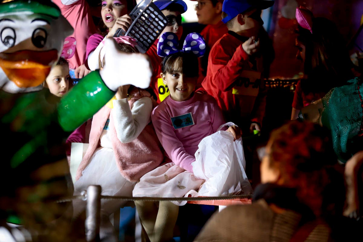 Cientos de personas salieron a recibir a sus majestades desde la llegada al puerto y durante las carrozas