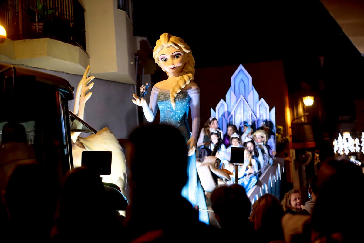 Cientos de personas salieron a recibir a sus majestades desde la llegada al puerto y durante las carrozas