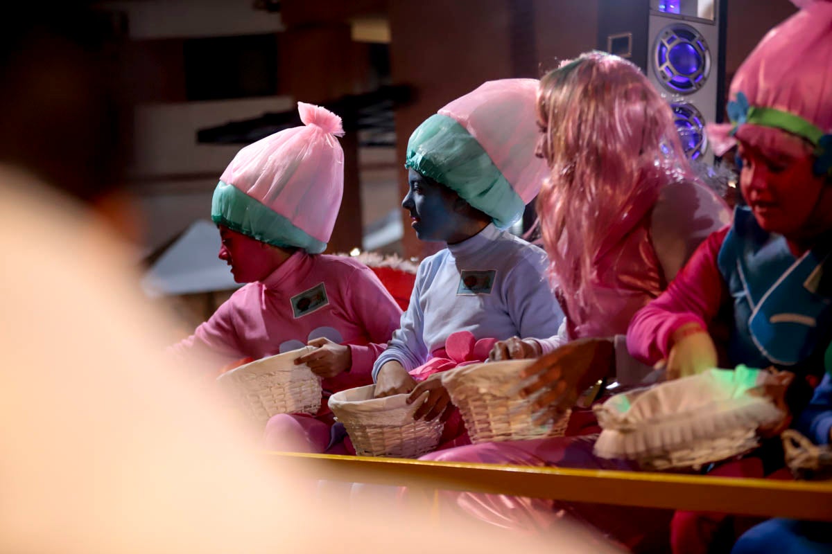 Cientos de personas salieron a recibir a sus majestades desde la llegada al puerto y durante las carrozas