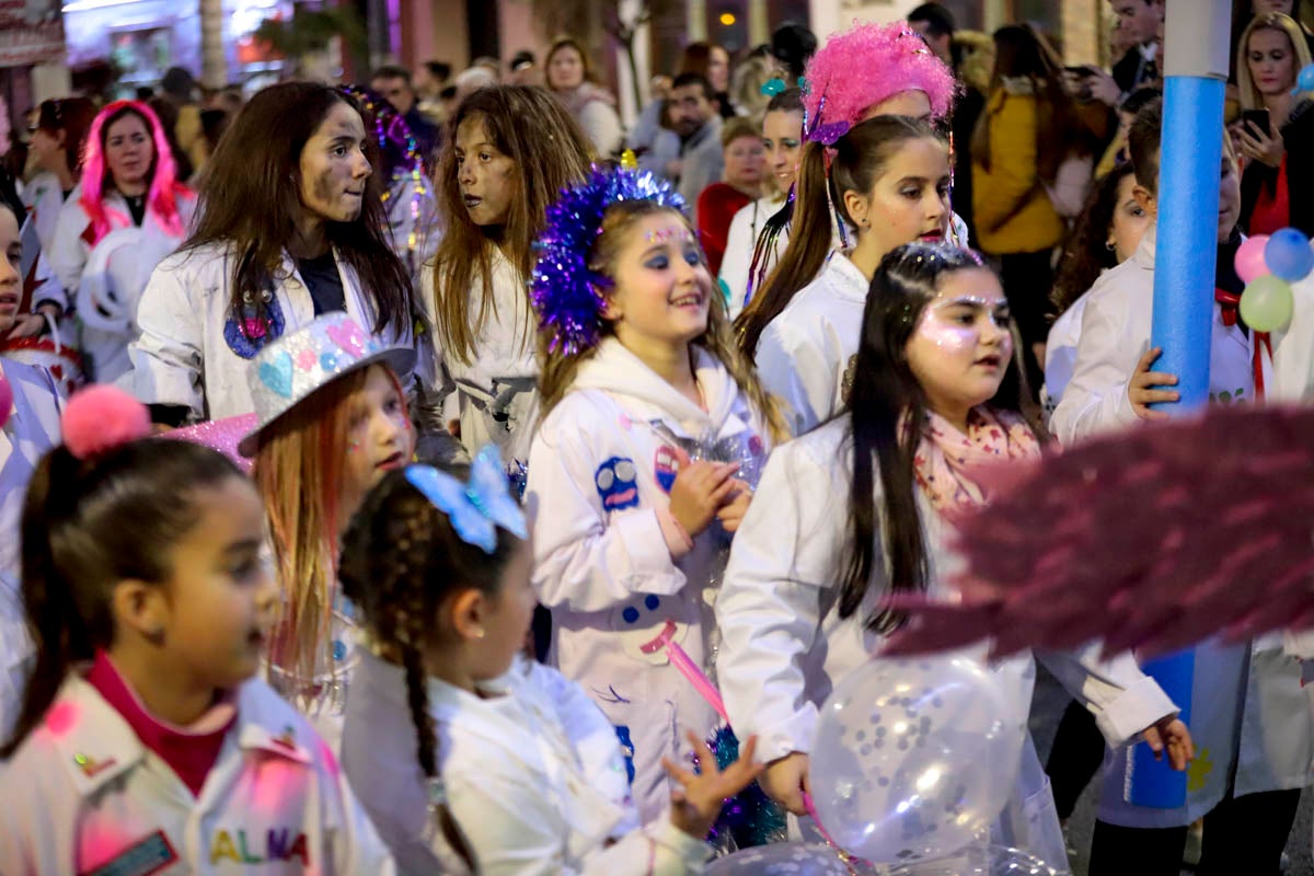 Cientos de personas salieron a recibir a sus majestades desde la llegada al puerto y durante las carrozas