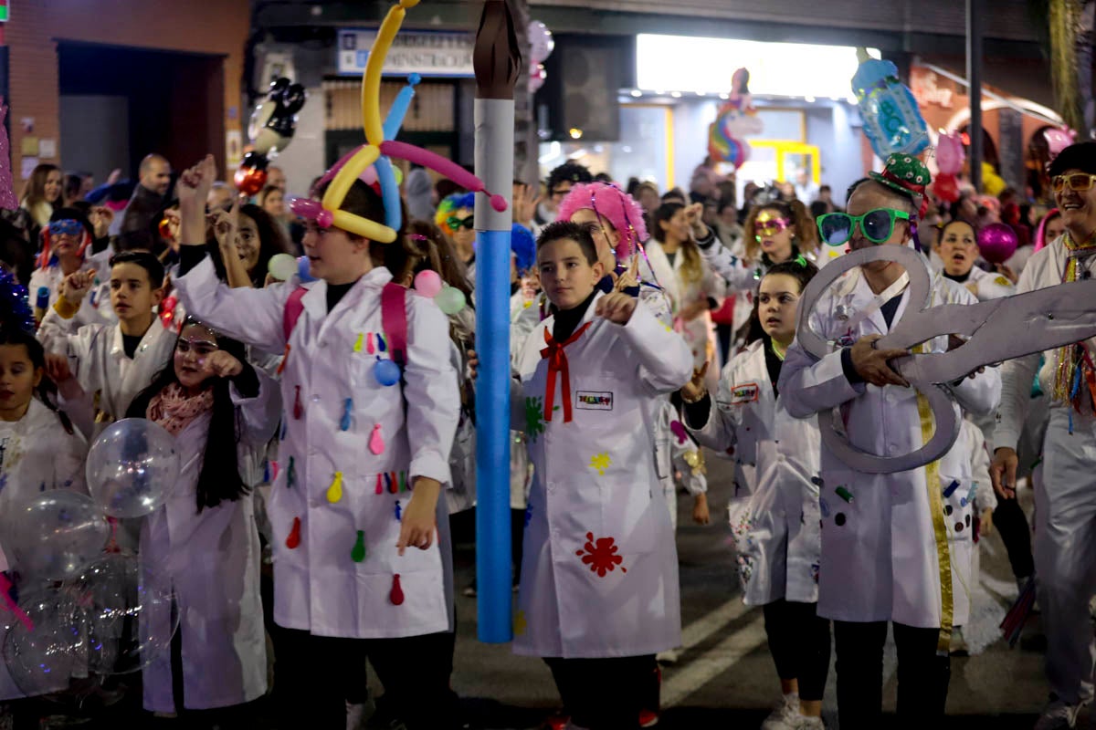 Cientos de personas salieron a recibir a sus majestades desde la llegada al puerto y durante las carrozas