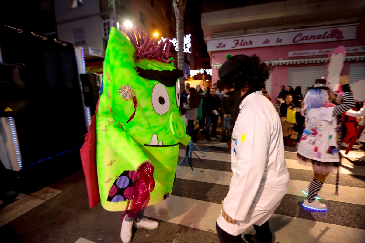 Cientos de personas salieron a recibir a sus majestades desde la llegada al puerto y durante las carrozas