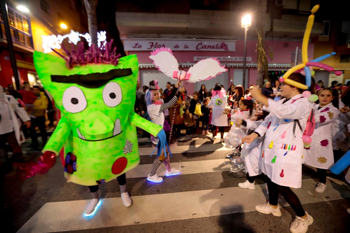 Cientos de personas salieron a recibir a sus majestades desde la llegada al puerto y durante las carrozas