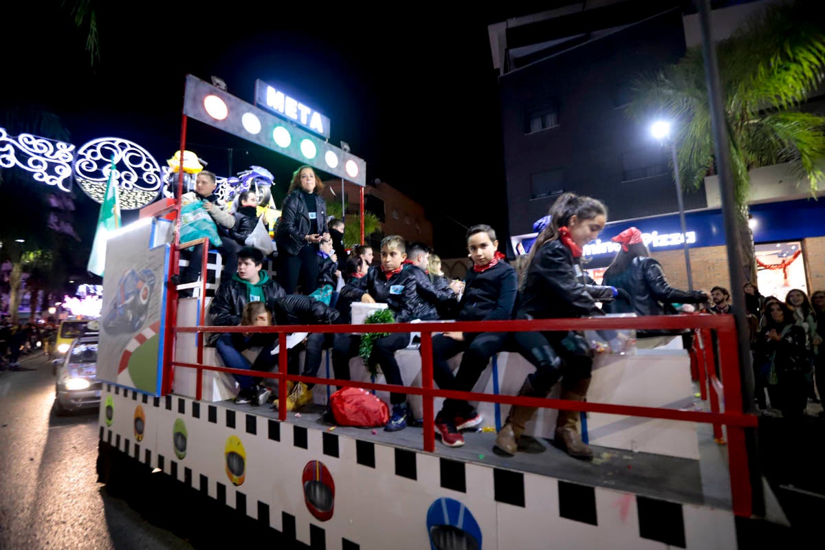 Cientos de personas salieron a recibir a sus majestades desde la llegada al puerto y durante las carrozas