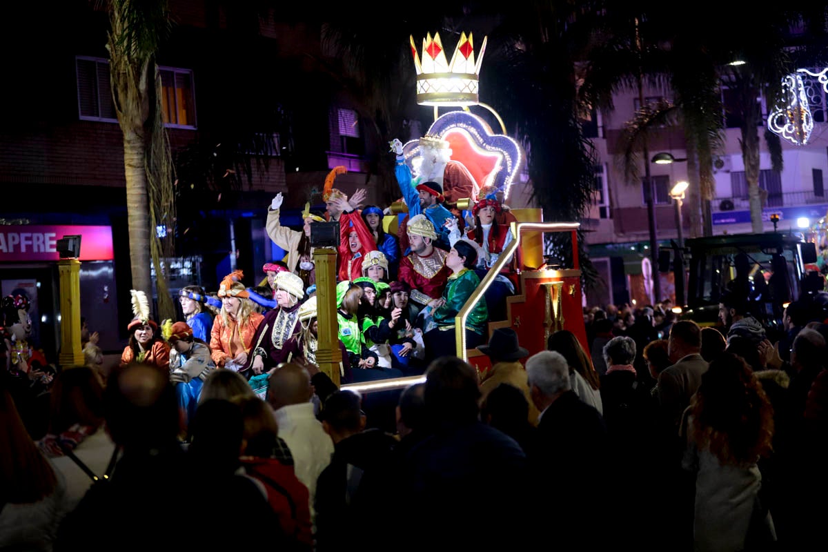 Cientos de personas salieron a recibir a sus majestades desde la llegada al puerto y durante las carrozas