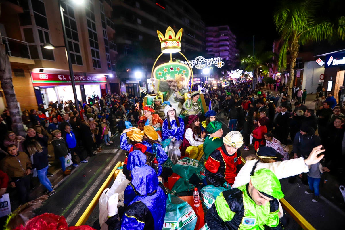 Cientos de personas salieron a recibir a sus majestades desde la llegada al puerto y durante las carrozas