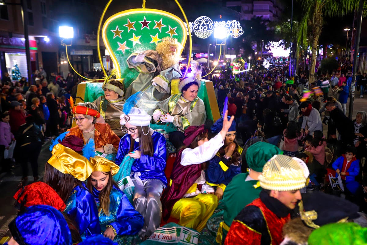 Cientos de personas salieron a recibir a sus majestades desde la llegada al puerto y durante las carrozas