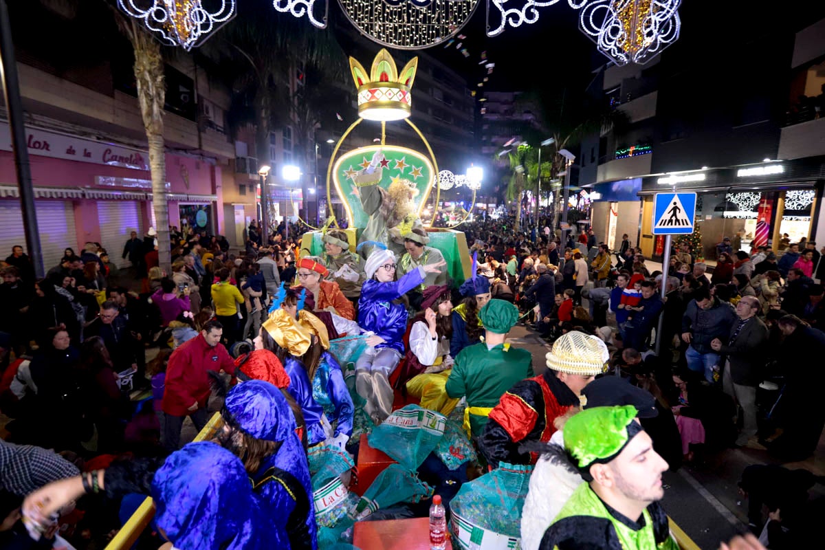 Cientos de personas salieron a recibir a sus majestades desde la llegada al puerto y durante las carrozas
