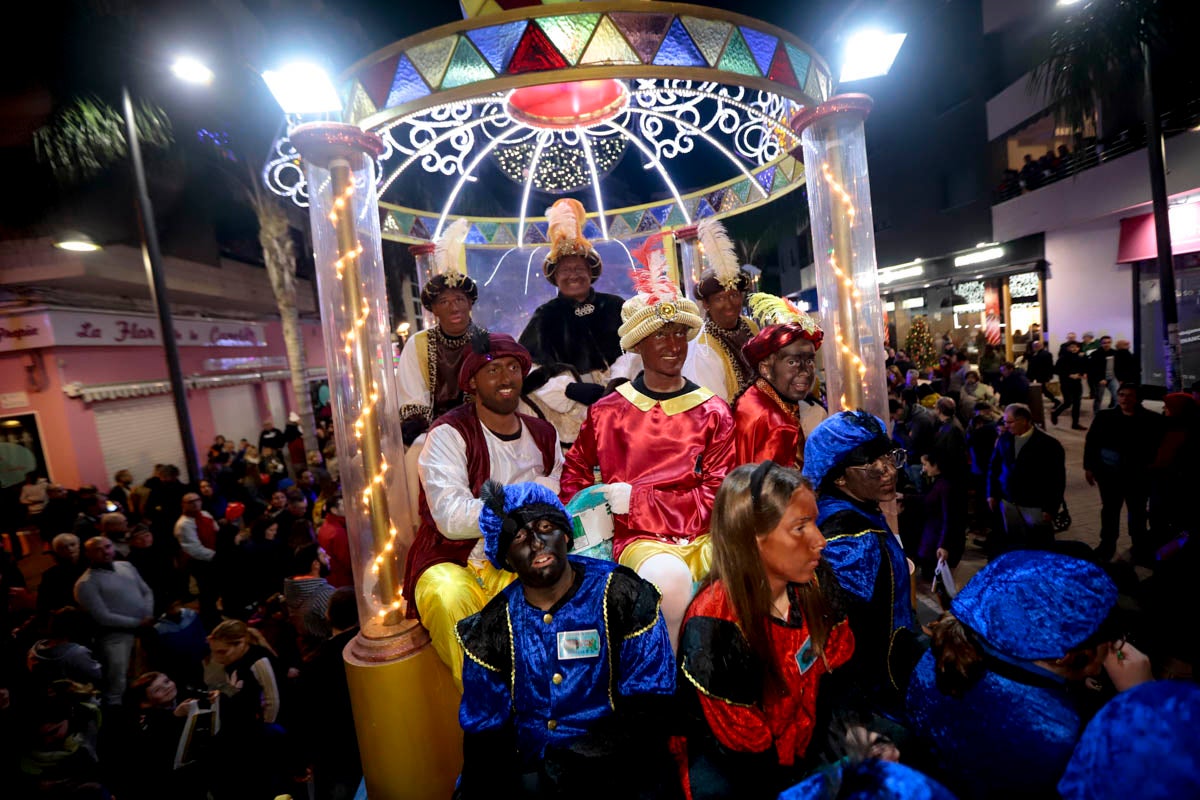 Cientos de personas salieron a recibir a sus majestades desde la llegada al puerto y durante las carrozas