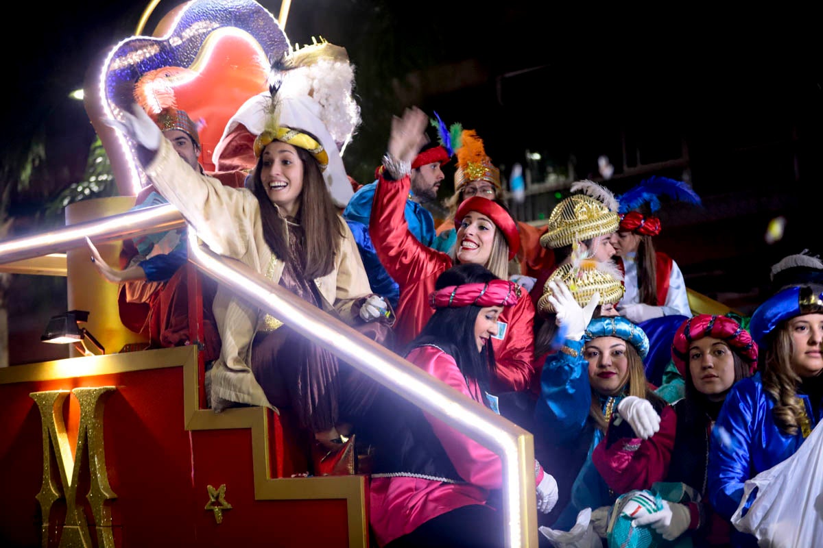 Cientos de personas salieron a recibir a sus majestades desde la llegada al puerto y durante las carrozas