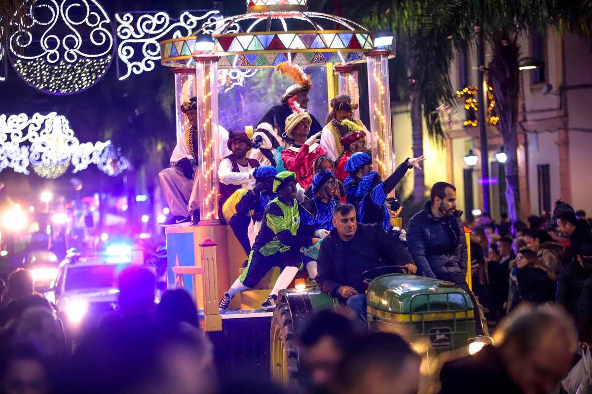 Cientos de personas salieron a recibir a sus majestades desde la llegada al puerto y durante las carrozas