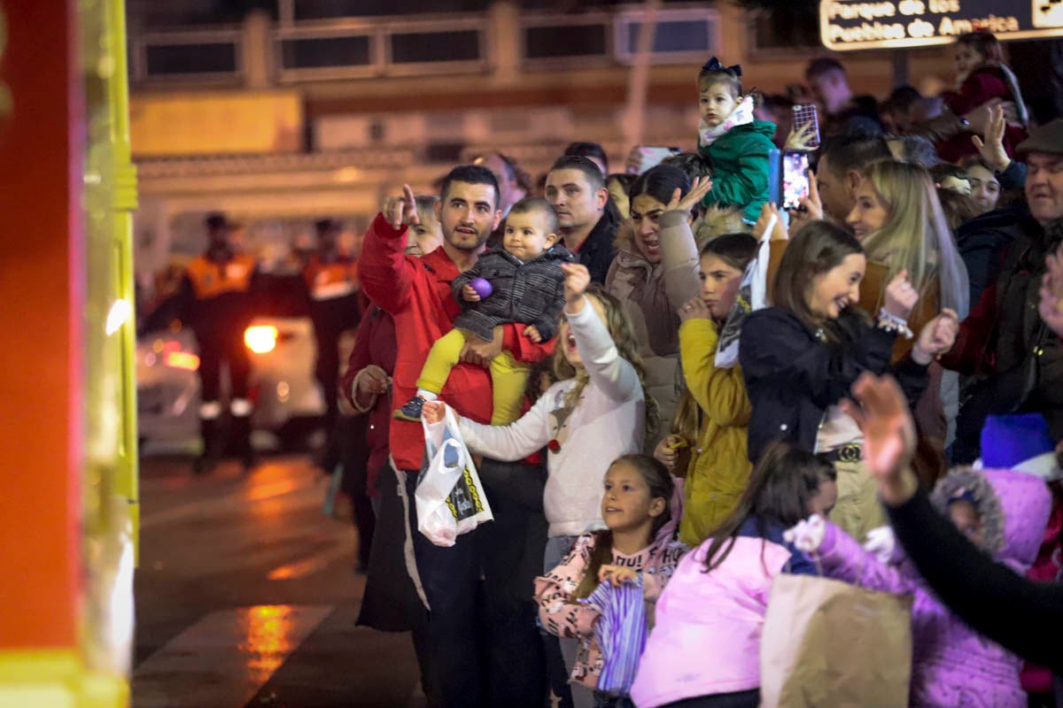 Cientos de personas salieron a recibir a sus majestades desde la llegada al puerto y durante las carrozas
