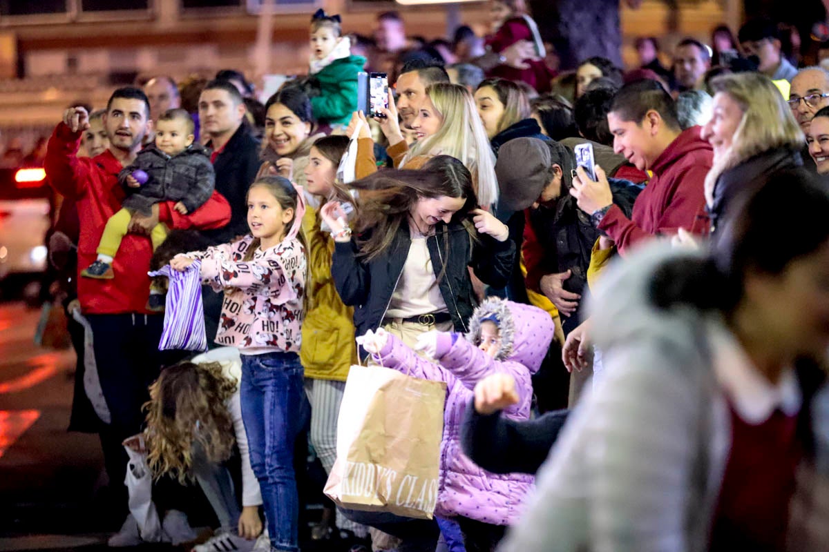 Cientos de personas salieron a recibir a sus majestades desde la llegada al puerto y durante las carrozas