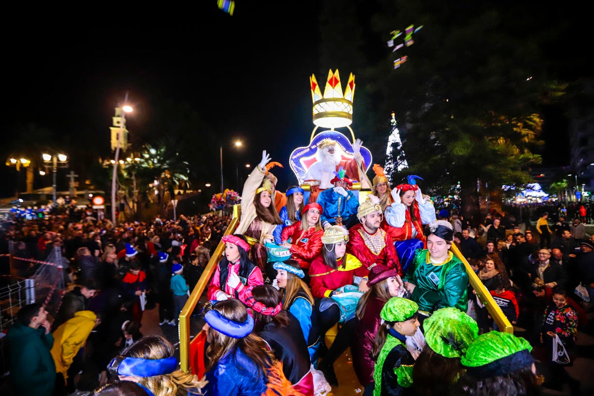 Cientos de personas salieron a recibir a sus majestades desde la llegada al puerto y durante las carrozas