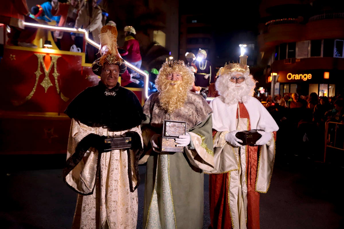 Cientos de personas salieron a recibir a sus majestades desde la llegada al puerto y durante las carrozas