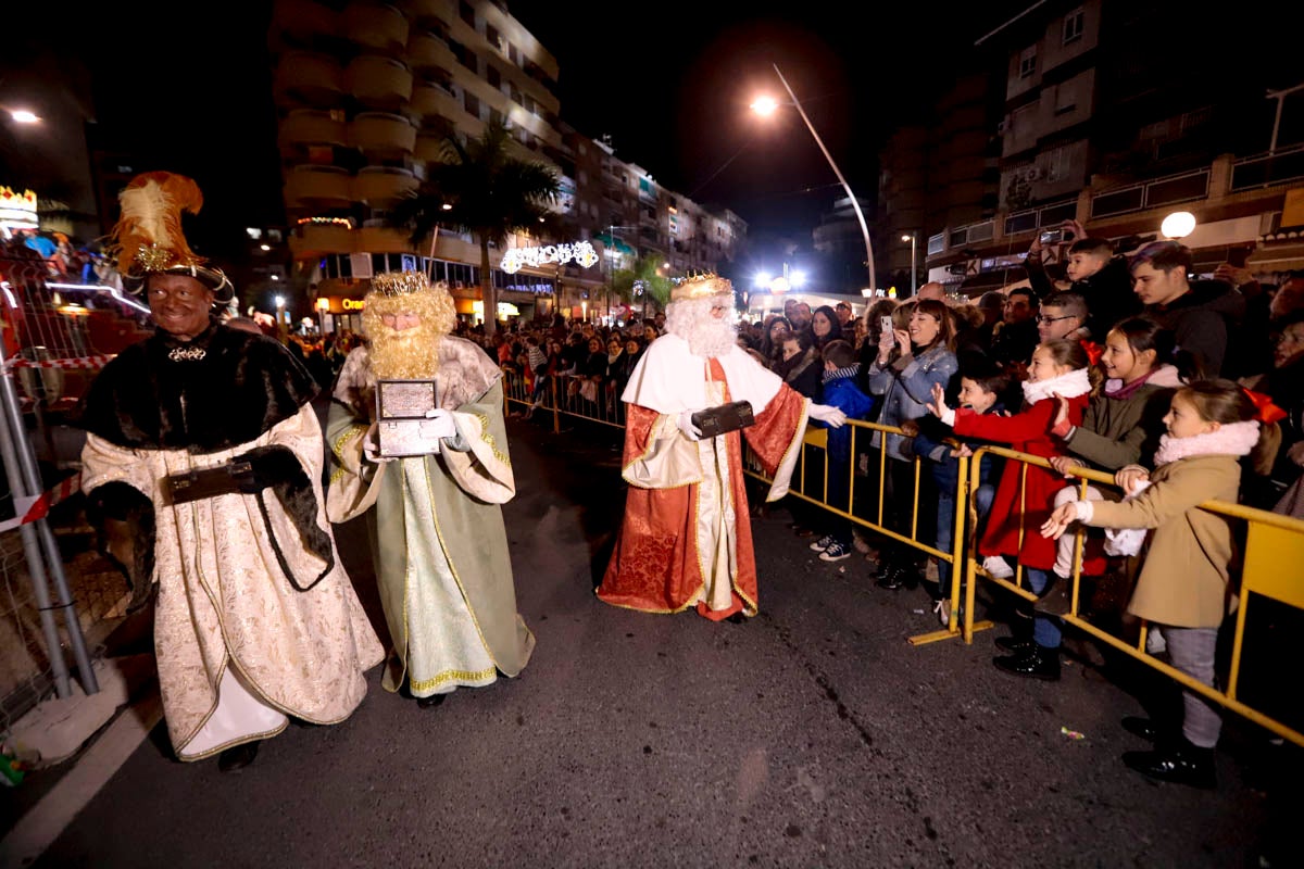 Cientos de personas salieron a recibir a sus majestades desde la llegada al puerto y durante las carrozas